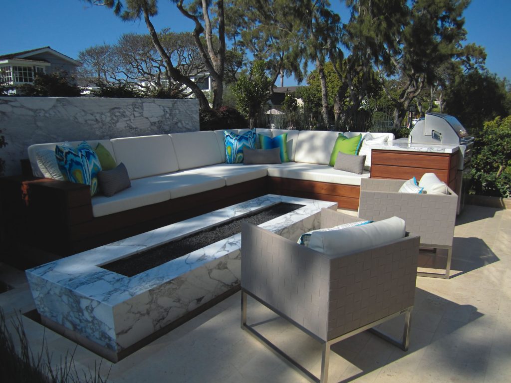 Lisa McDennon’s design mixes outdoor furniture for a layered look and adds a pop of color.