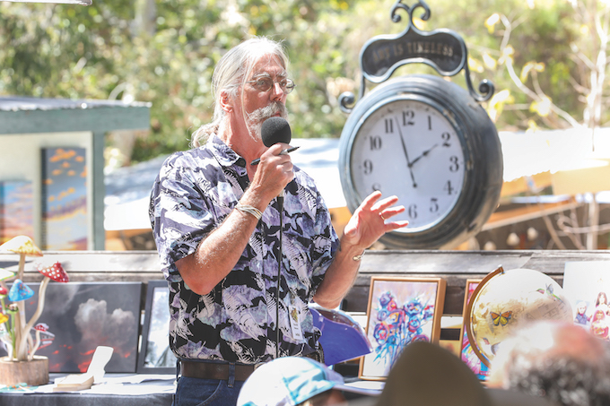 David Nelson -Artists' Benevolence Fund chair helping auctioneer - 5519_PBXJ3611-122_Sawdust Art Festival